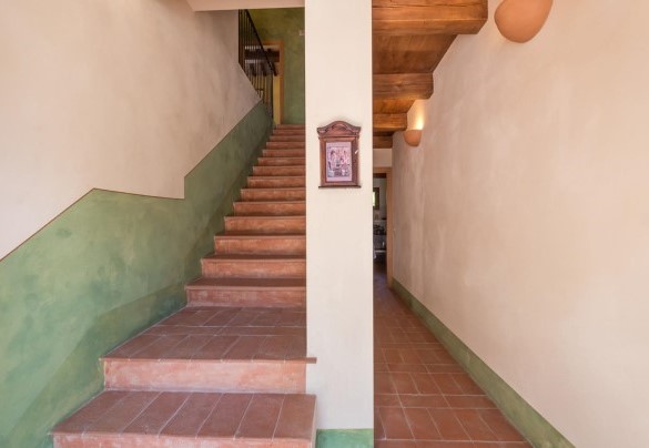 Scala interna che conduce al primo piano - Casale Verdicchio 10+2