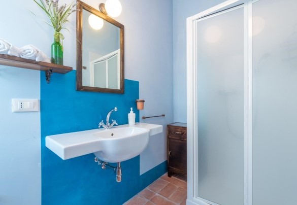 Bagno n.4 al servizio della camera tripla n.3 al primo piano - Casale Verdicchio 10+2