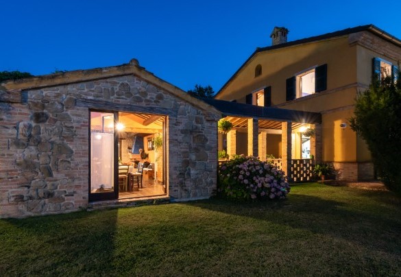 A small connecting portico, leads to the dining/living room - Casale Verdicchio