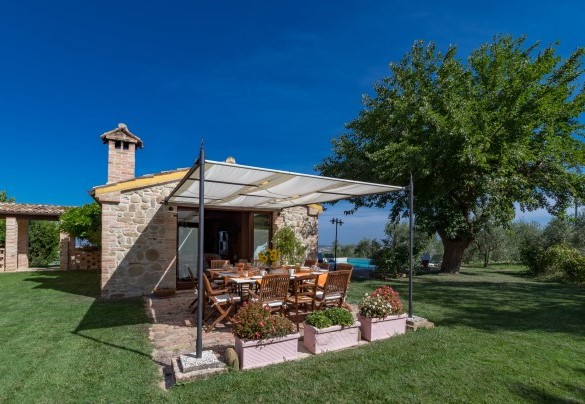 The dining area under the gazebo - Casale Verdicchio