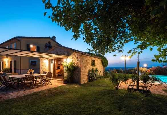 The outdoor area by night - Casale Verdicchio