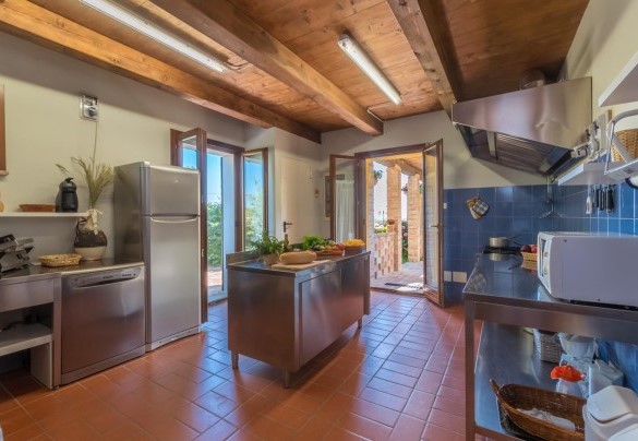 Ampia cucina ben attrezzata collegata all'esterno -  Casale Verdicchio 10+2