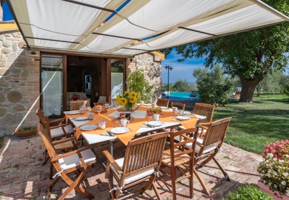The gazebo in front of the dining/living room and furnished with table and chairs for lunches, apéritifs and alfresco dinners - Casale Verdicchio
