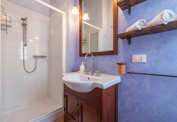Bagno con doccia n.6 al servizio della camera n.5 al primo piano - Casale Verdicchio 10+2