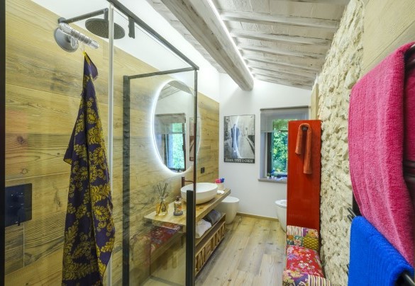 Moderno e dai colori naturali, il bagno al primo piano - Casalino Galassi