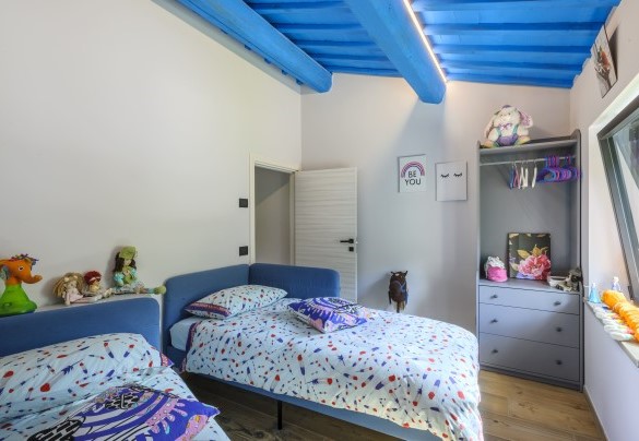 Bianco e blu per la camera dei ragazzi al primo piano con 2 letti singoli - Casalino Galassi