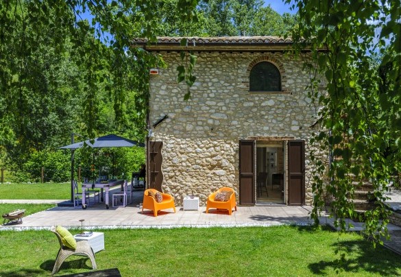 Vista laterale con ingresso nel soggiorno dal giardino - Casalino Galassi