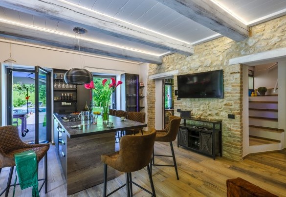 Cucina moderna e accesso diretto al giardino - Casalino Galassi