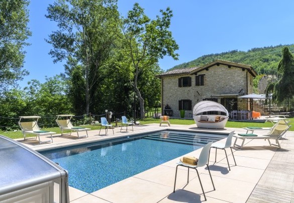 Lettini a bordo piscina - Casalino Galassi