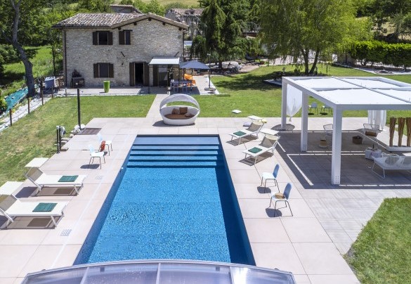 Solarium e grande gazebo con salottino coperto a bordo piscina - Casalino Galassi