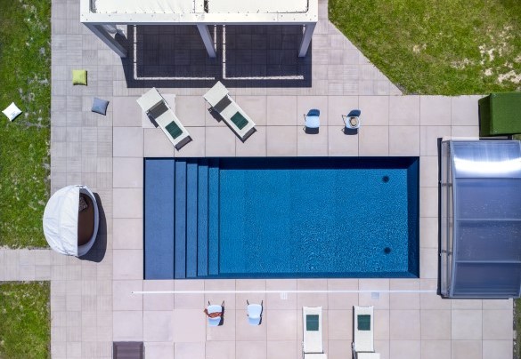 La moderna piscina può essere riscaldata per i periodi più freschi - Casalino Galassi