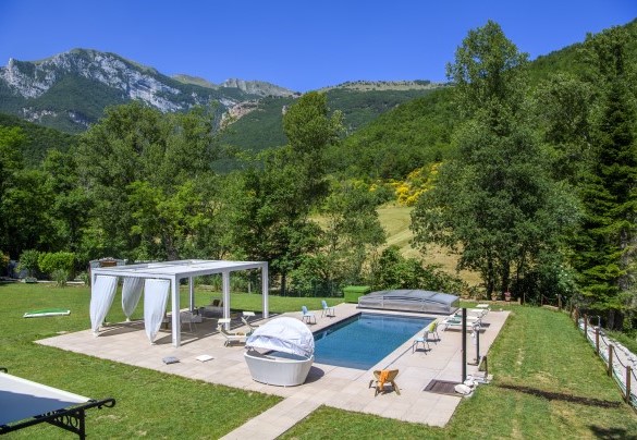 La vista dalla casa spazia sul giardino e i monti circostanti - Casalino Galassi