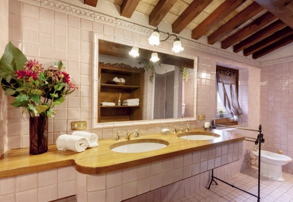 En suite bathroom with shower n.1 on the first floor - Casatorre 