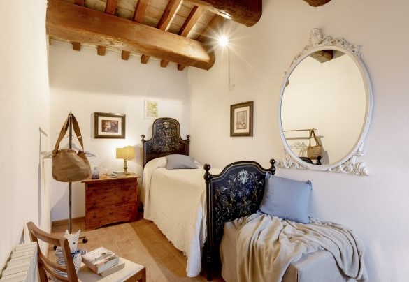 Walking through room with a single bed and a armchair bed - Casatorre 