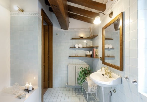 Bathroom with shower n.2 on the first floor - Casatorre 