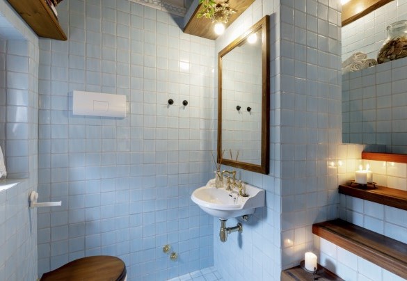 En suite bathroom with shower n.3 on the second floor - Casatorre 