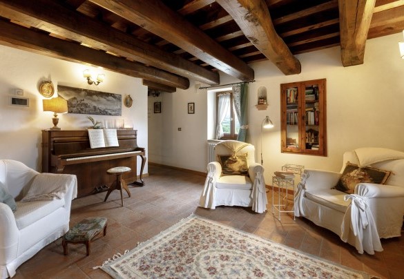 Living room equipped with smart TV and piano on the ground floor - Casatorre 