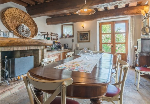 Tavern with fireplace on the basement, with exit to the garden - Casatorre 6+2  