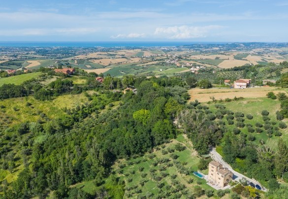  The rolling hills surrounding the farmhouse and the Riviera Romagnola in the background - Casatorre 6+2