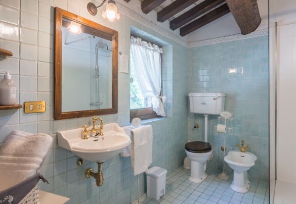 Bathroom with shower n.2 next to bedroom n.2 on the first floor - Casatorre 6+2  