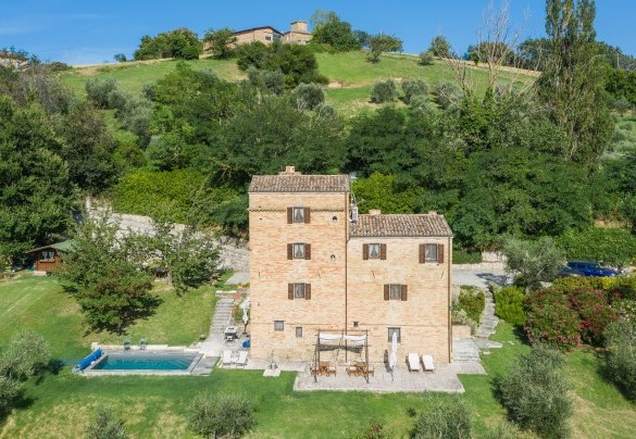 The enchanting four-storey house, features an ancient turret dating back to the 1400s, probably built as a watchtower - Casatorre 6+2  