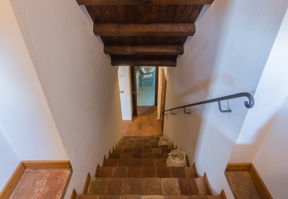 Staircase that leads down from the first floor to the ground floor - Casatorre 6+2