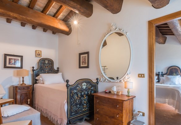 Passage room, with a single bed and a single pouf bed, which leads on to double bedroom n.1 - Casatorre 6+2  