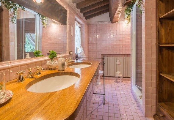 En suite bathroom with shower n.1 on the first floor - Casatorre 6+2  
