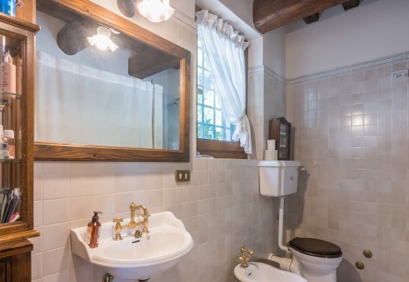 Bathroom with shower n.4 (equipped with washing machine) on the ground floor - Casatorre 6+2
