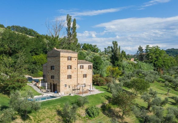 The delightful property with swimming pool for exclusive use - Casatorre 6+2