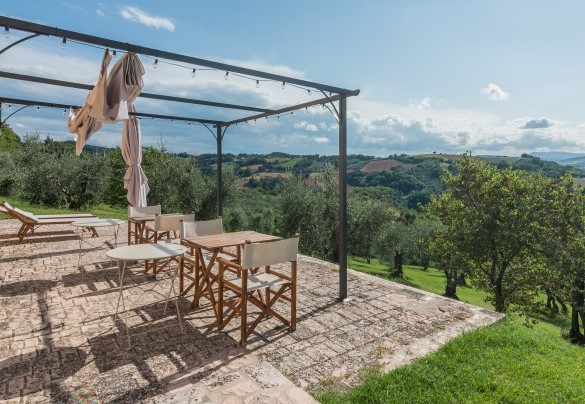 The pergola is equipped with a table, chairs and mobile barbecue, an ideal place for al fresco dining - Casatorre 6+2