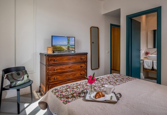 La camera matrimoniale con bagno ensuite con doccia - Casavento Puzzitteddu