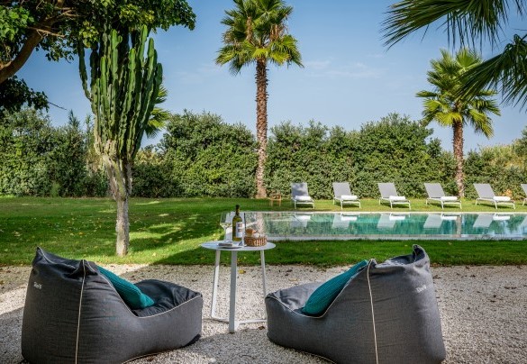 Accogliente angolo relax accanto alla piscina - Casavento Puzzitteddu