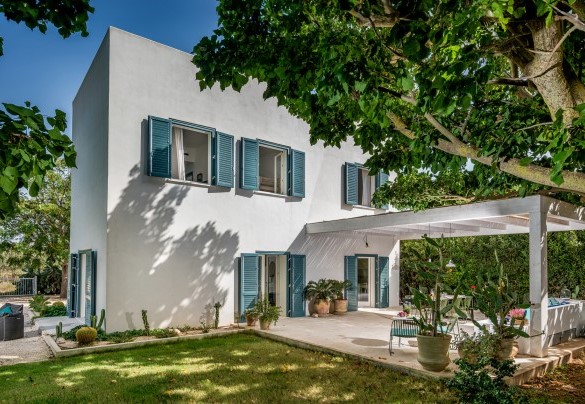 La facciata della villa con la zona pranzo esterna - Casavento Puzzitteddu