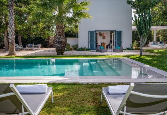 La piscina con lettini - Casavento Puzzitteddu