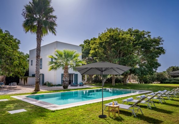 La piscina nel verde giardino - Casavento Puzzitteddu