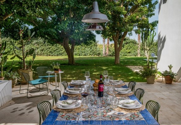 La comoda zona pranzo esterna - Casavento Puzzitteddu