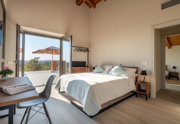 Double bedroom no. 4 with access to the first-floor terrace - Cascina Buzio 