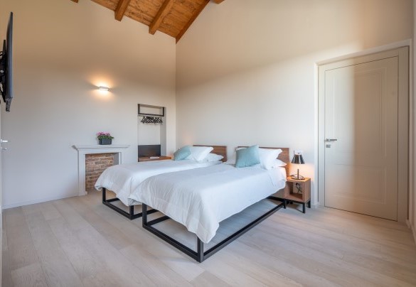 Twin bedroom with joinable beds no. 6 (decorative fireplace) – Cascina Buzio