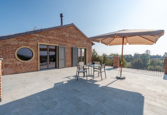 The large terrace outside the first-floor bedrooms– Cascina Buzio