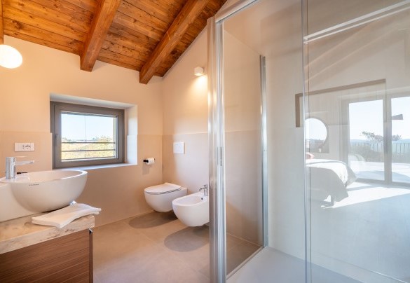 En suite bathroom with shower no. 3 – Cascina Buzio