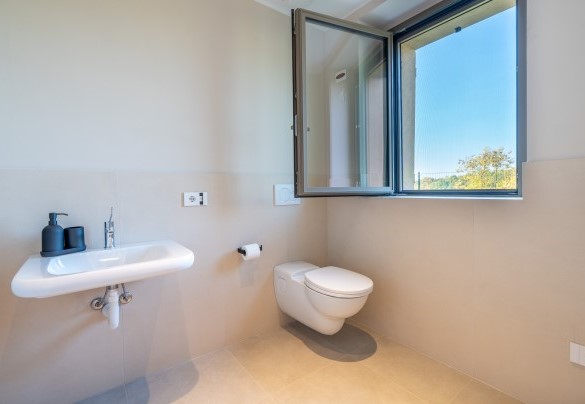 Detail of one of the guest bathrooms on the ground floor – Cascina Buzio