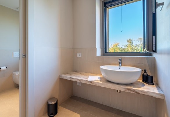 Guest bathroom on the ground floor– Cascina Buzio