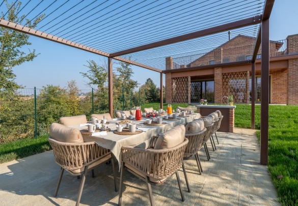 The large table for "al fresco" lunches and dinners- Cascina Buzio