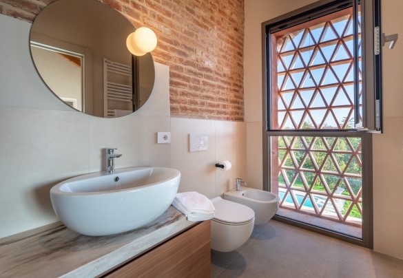 En suite bathroom with shower no. 4- Cascina Buzio