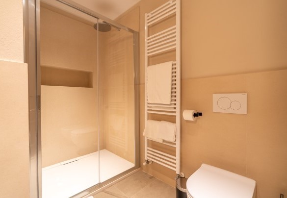 Bathroom with shower no. 5- Cascina Buzio