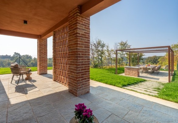 The elegant portico, ideal for relaxation – Cascina Buzio