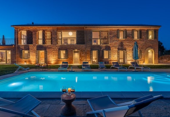 Suggestive view of the farmhouse in the evening lights – Cascina Buzio