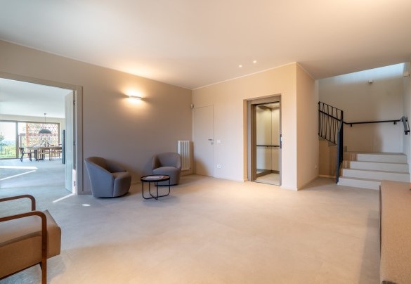 Hallway with stairs and lift to the sleeping area - Cascina Buzio
