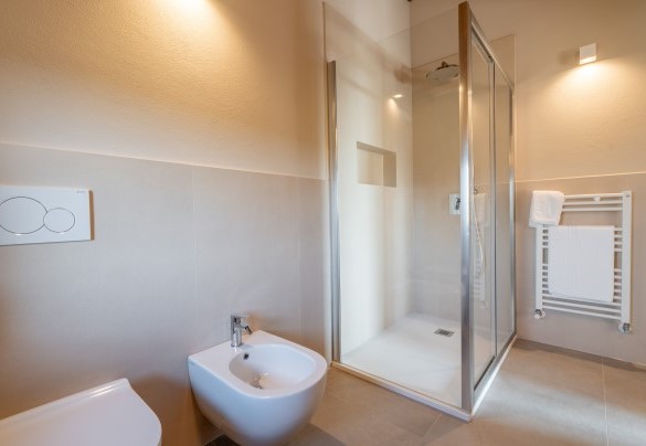En suite bathroom with shower no. 3 - Cascina Buzio